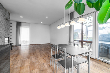 Obývací pokoj s kk - Prodej domu 102 m², Česká Bříza