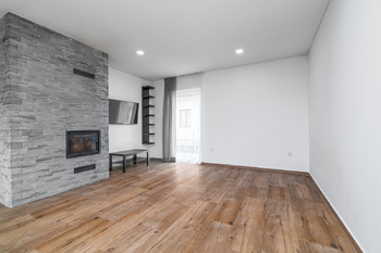 Obývací pokoj s kk - Prodej domu 102 m², Česká Bříza