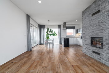 Obývací pokoj s kk - Prodej domu 102 m², Česká Bříza