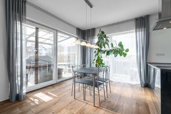 Obývací pokoj s kk - Prodej domu 102 m², Česká Bříza