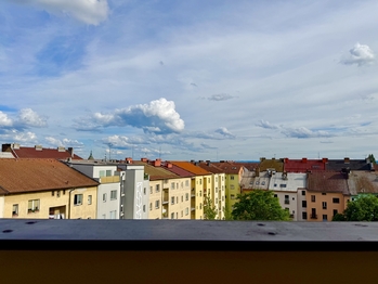 výhled z lodžie do vnitrobloku a na Železné hory - Prodej bytu 3+1 v osobním vlastnictví 91 m², Pardubice