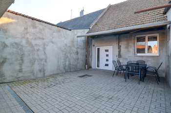 dvůr - Prodej domu 160 m², Vnorovy