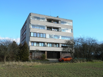 Bytový dům, v němž jsou garáže. - Pronájem garáže 339 m², Vlašim