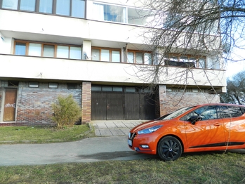 Ke garáži je příjezd po asfaltové komunikaci. - Pronájem garáže 339 m², Vlašim 