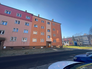 Budova - pohled ze severní strany - Pronájem bytu 2+kk v osobním vlastnictví 55 m², Ostrava