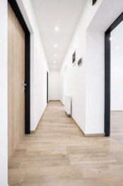 vnitřní chodba - Pronájem bytu 3+1 v osobním vlastnictví 219 m², Železný Brod