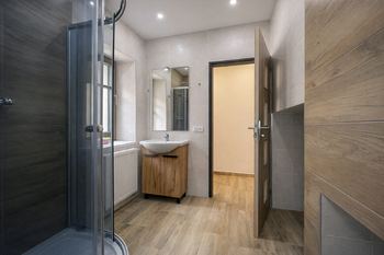 koupelna - Pronájem bytu 3+1 v osobním vlastnictví 219 m², Železný Brod