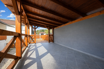 společná pergola s terasou - Pronájem bytu 3+1 v osobním vlastnictví 219 m², Železný Brod