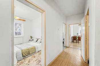 Předsíň a chodba - Prodej bytu 2+1 v osobním vlastnictví 54 m², Praha 10 - Strašnice