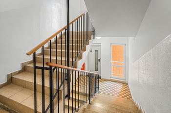 Skvěle udržované společné prostory - Prodej bytu 2+1 v osobním vlastnictví 54 m², Praha 10 - Strašnice