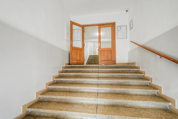 Skvěle udržované společné prostory - Prodej bytu 2+1 v osobním vlastnictví 54 m², Praha 10 - Strašnice