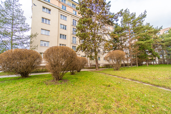 Sečská 7 - zeleň kolem domu - Prodej bytu 2+1 v osobním vlastnictví 54 m², Praha 10 - Strašnice