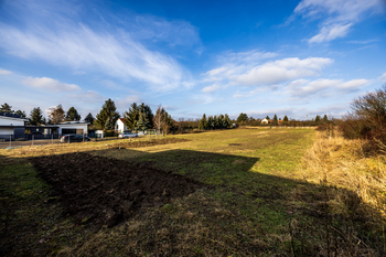 Pohled na severní část pozemku - Prodej pozemku 3362 m², Mělník