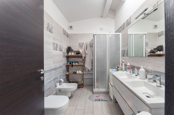 Třetí koupelna - Prodej bytu 4+1 v osobním vlastnictví 278 m², Montesilvano