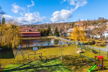 Hřiště + rybník - Prodej domu 160 m², Svinařov
