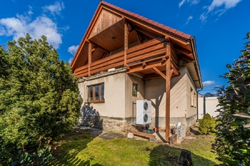 Pohled na dům a terasu - Prodej domu 160 m², Svinařov