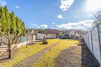 Pohled na zahradu - Prodej domu 160 m², Svinařov