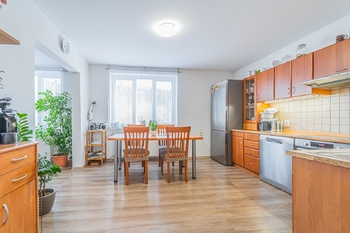 Celkový pohled na kuchyni - Prodej domu 160 m², Svinařov