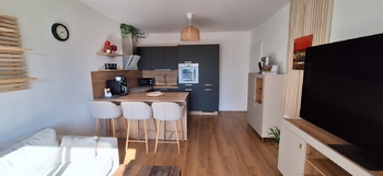 Obývací pokoj s kuchyňským koutem - Prodej bytu 2+kk v osobním vlastnictví 49 m², Rostěnice-Zvonovice