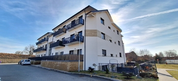 Pohled na dům z přední strany - Prodej bytu 2+kk v osobním vlastnictví 49 m², Rostěnice-Zvonovice