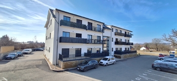 Pohled na dům z přední strany - Prodej bytu 2+kk v osobním vlastnictví 49 m², Rostěnice-Zvonovice