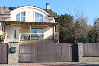 Pohled z ulice - Prodej domu 271 m², Průhonice