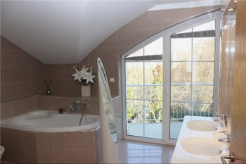 Koupelna - Prodej domu 271 m², Průhonice