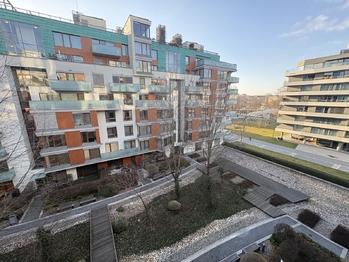 Výhled z terasy - Pronájem bytu 1+kk v osobním vlastnictví 42 m², Praha 8 - Karlín