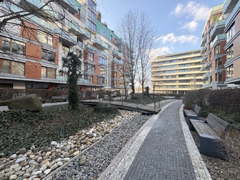 Parkový vnitrobloku - Pronájem bytu 1+kk v osobním vlastnictví 42 m², Praha 8 - Karlín