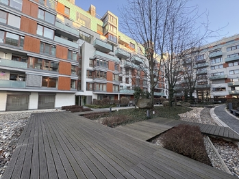 Parkový vnitrobloku - Pronájem bytu 1+kk v osobním vlastnictví 42 m², Praha 8 - Karlín