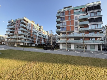 Venkovní pohled na dům - Pronájem bytu 1+kk v osobním vlastnictví 42 m², Praha 8 - Karlín