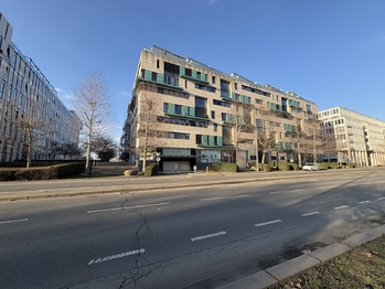 Venkovní pohled na dům - Pronájem bytu 1+kk v osobním vlastnictví 42 m², Praha 8 - Karlín