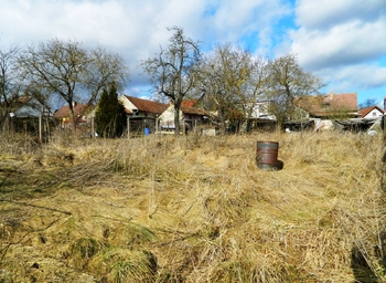 Spodní část parcely s vrtem. - Prodej pozemku 754 m², Rataje
