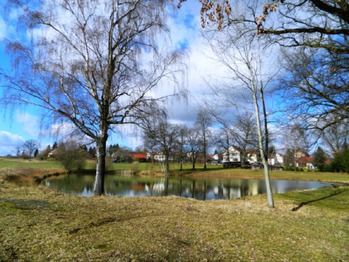 Pohled od rybníka. - Prodej pozemku 754 m², Rataje