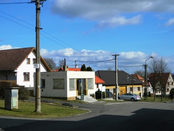 Autobusová zastávka v Ratajích. - Prodej pozemku 754 m², Rataje