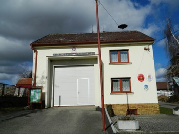 Hasičárna a obecní úřad v Ratajích. - Prodej pozemku 754 m², Rataje