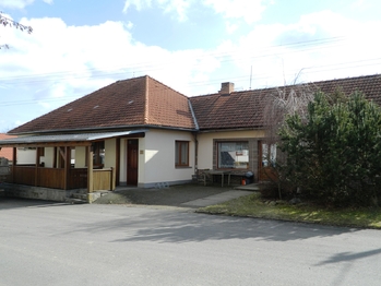 Hospůdka a obchůdek v Ratajích. - Prodej pozemku 754 m², Rataje