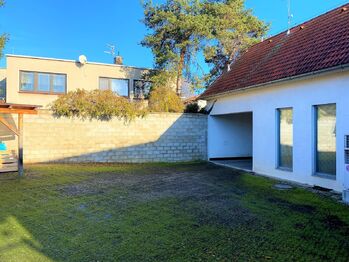 Vnitroblok - Pronájem kancelářských prostor 282 m², Praha 9 - Horní Počernice