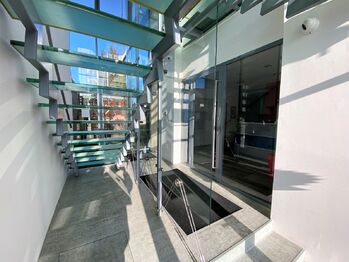 1NP - vstupní atrium - Pronájem kancelářských prostor 282 m², Praha 9 - Horní Počernice