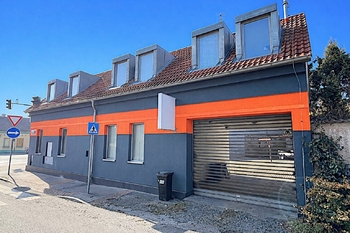 Vjezd do vnitrobloku, parkování až 7 vozů - Pronájem kancelářských prostor 282 m², Praha 9 - Horní Počernice