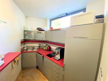 1NP  - kuchyňka - Pronájem kancelářských prostor 141 m², Praha 9 - Horní Počernice