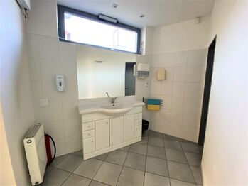 1NP - koupelna s WC - Pronájem kancelářských prostor 141 m², Praha 9 - Horní Počernice