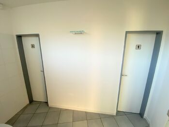 1NP - koupelna s WC - Pronájem kancelářských prostor 141 m², Praha 9 - Horní Počernice