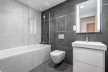 Koupelna - Pronájem bytu 2+kk v osobním vlastnictví 80 m², Praha 9 - Hloubětín