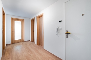 Zádveří - Pronájem bytu 2+kk v osobním vlastnictví 80 m², Praha 9 - Hloubětín