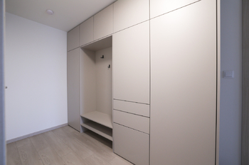 Vestavěná skříň zádveří - Pronájem bytu 2+kk v osobním vlastnictví 66 m², Praha 9 - Hloubětín