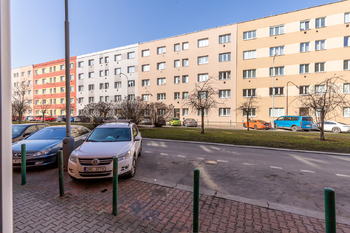 parkování těsně u vchodu do domu - Prodej bytu 2+kk v osobním vlastnictví 48 m², Praha 4 - Krč