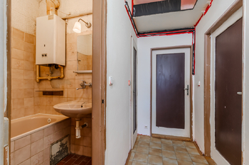 koupelna s vanou - Prodej bytu 2+kk v osobním vlastnictví 48 m², Praha 4 - Krč