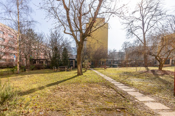 společná zahrada - Prodej bytu 2+kk v osobním vlastnictví 48 m², Praha 4 - Krč