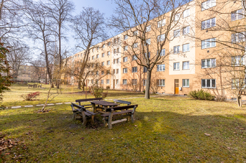 společná zahrada - Prodej bytu 2+kk v osobním vlastnictví 48 m², Praha 4 - Krč